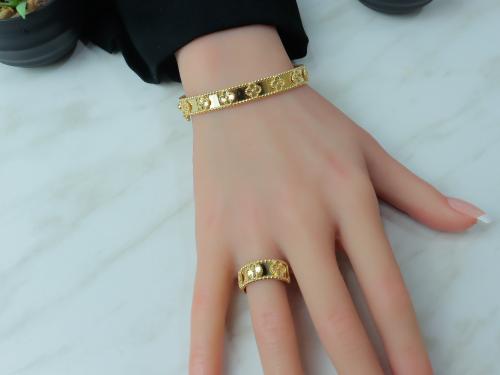 اسوارة فان كليف ذهب مع خاتم عيار 18 لأطلالة فاخرة