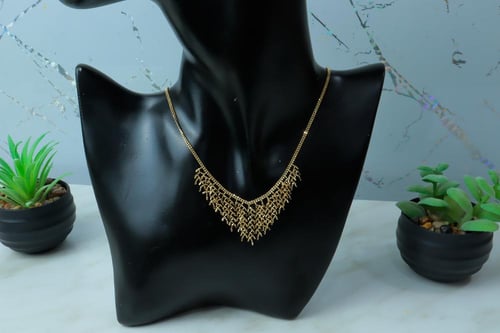 عقد ذهب طويل عيار 18 بتصميم عصري فاخر وزن 7.6 جرام