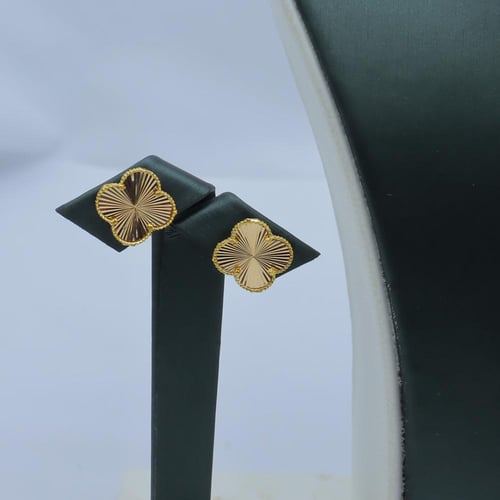 طقم ذهب تصميم الفان كليف خمس وردات عيار 21 وزن 14....