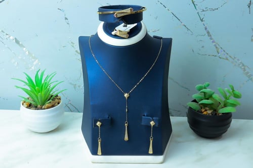 طقم المارلي الفريد باللون الوردي ذهب عيار 18 وزن 1...