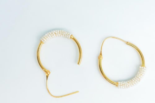 حلق ذهب مطعم بالولو عيار 21 وزن 3.4 جرام