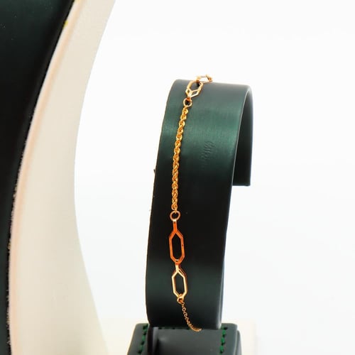 طقم ذهب ناعم عيار 21 بتصميم هندسي متدلٍ وزن 3 جرام