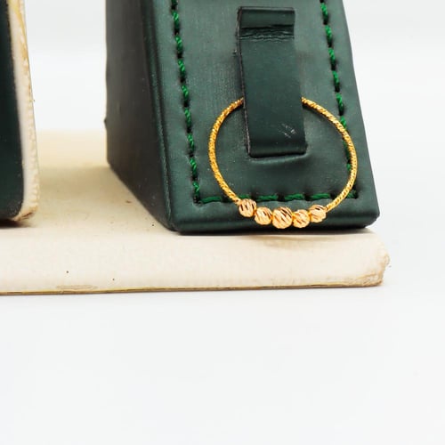 طقم ذهب عيار 21 بتصميم تعليقة متدلية أنيقة وزن 10...