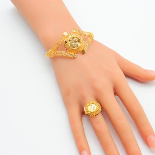 اسوارة مع خاتم ذهب عيار 21 وزن 11.88 جرام بتصميم ف...