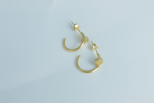 حلق ذهب عيار 18 تصميم المسمار وزن 1.7 جرام