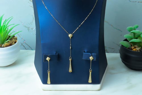 طقم المارلي الفريد باللون الوردي ذهب عيار 18 وزن 1...