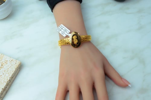 اسوارة ذهب عيار 21 بشكل بيضاوي بنقش فرزاتشي وزن 13...