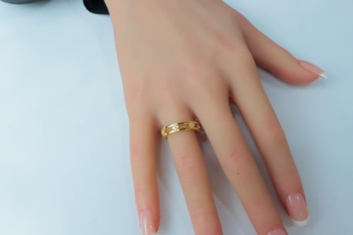 دبلة ذهب تصميم الفان كليف بلمسة الماسية عيار 18