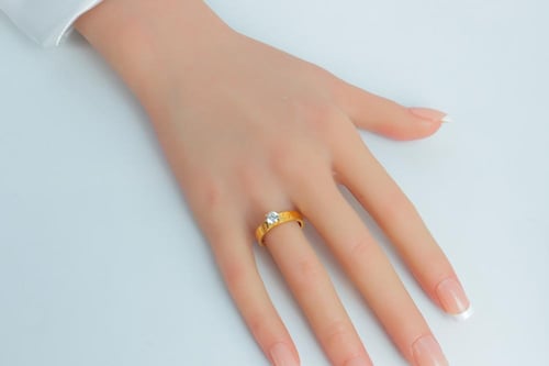 خاتم كارتير ذهب عيار 21 بتصميم لوف فخم وزن 2.5 جرا...