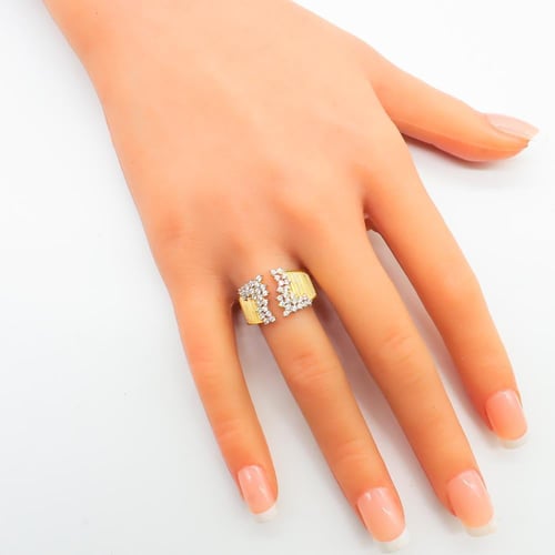 خاتم ذهب ناعم عيار 18 بتصميم الماسي وزن 3.9 جرام