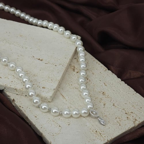 عقد مطعم بالؤلؤ الزراعي الماسي مزين بحبات الذهب ال...