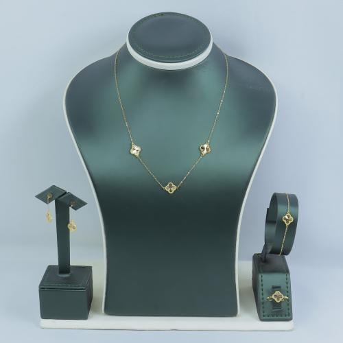 طقم ذهب عيار 18 تصميم فان كليف ثلاث وردات وزن 5.16...