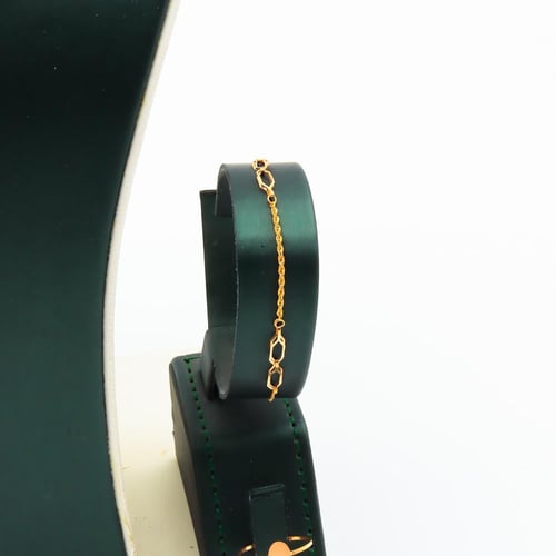 طقم ذهب عيار 21 تصميم تعليقة دائرية متدلية بطابع ع...