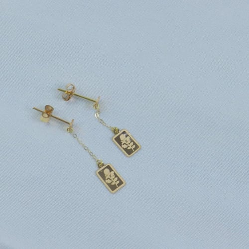 طقم ذهب ناعم عيار 18 بتصميم سبيكة مربع وزن 4.4 جرا...