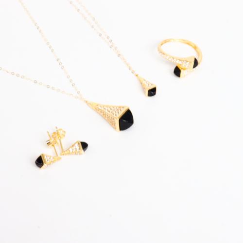طقم ذهب مارلي بلون اسود تصميم الماس عيار 18 وزن 5....