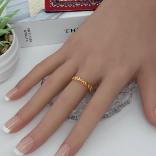 خاتم ذهب عيار 21 بتصميم حبات دائرية رقيقة بوزن 0.8...