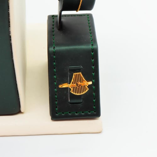 طقم ذهب عيار 21 بتصميم تعليقة هندسية مزخرفة وزن 9....