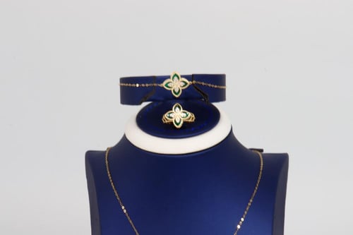 طقم ذهب روبيرتو كوين عيار 18 تصميم الماسي وزن 9.5...