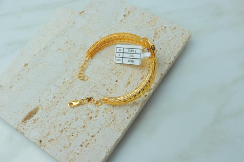 اسوارة ذهب عيار 21 بشكل بيضاوي بنقش فرزاتشي وزن 13...