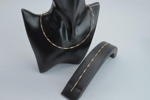 كلكشن عقد واسوارة الاوميقاء ذهب عيار 18 وزن 2.23 ج...