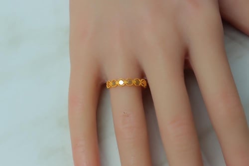 خاتم ذهب عيار 21 بتصميم الحبات بوزن 0.8 جرام