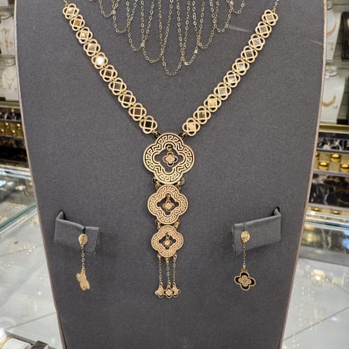 طقم ذه مع المخنق ناعم عيار 18 وزن 5.36 جرام