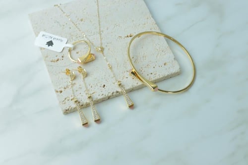 طقم المارلي الفريد باللون الوردي ذهب عيار 18 وزن 1...