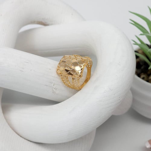 خاتم ذهب عريض عيار 21 مميز بالشكل المربع بتصميم 3D...