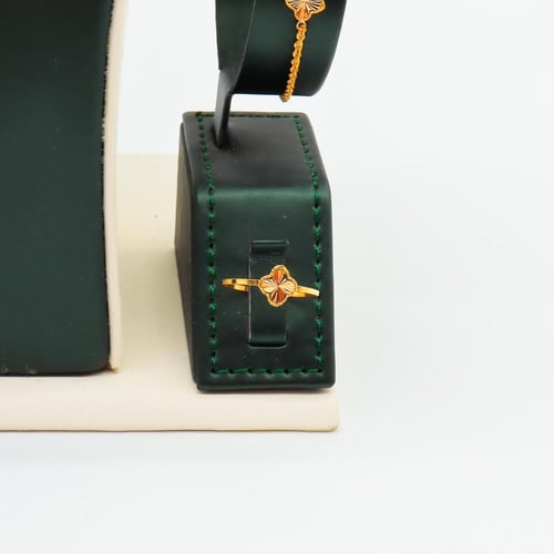 طقم ذهب خفيف عيار 21بتصميم الكوين ثلاث وردات