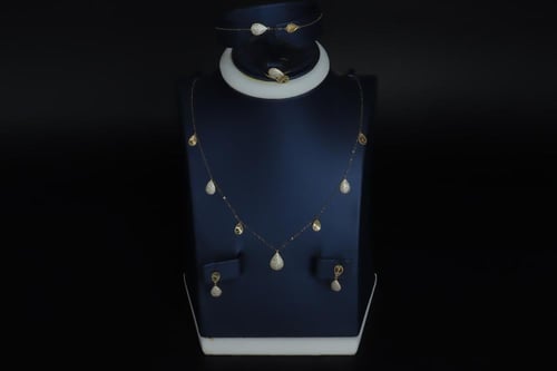 طقم ذهب البوشرون تصميم الماسي عيار 18 وزن 3.6 جرام