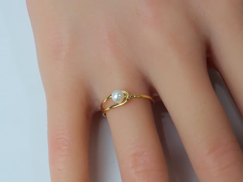 خاتم ذهب ناعم عيار 18 مزين بحبة لولو