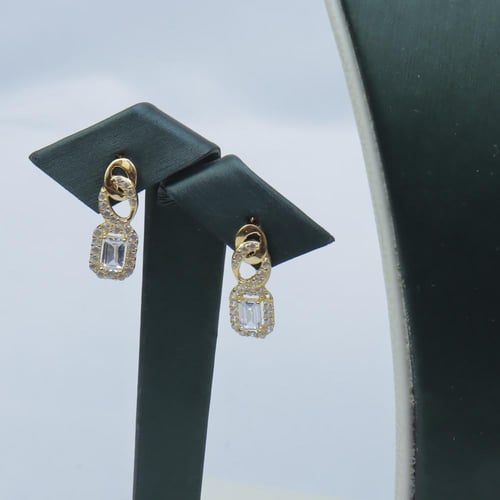 طقم ذهب تصميم الماسي عيار 18 وزن 7.5 جرام