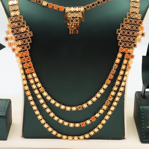 طقم ذهب عيار 21 بتصميم الرمش ثلاث طبقات بمخنق وزن...