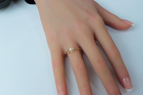 خاتم ذهب ناعم عيار 18 مزين بحبة لولو