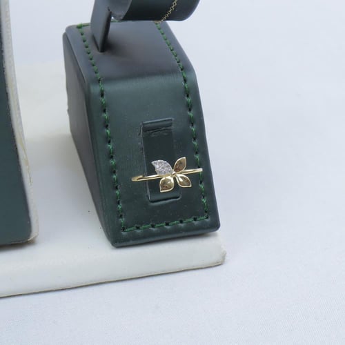 طقم ذهب باسكال عيار 18 ناعم بتصميم الماسي وزن 3.66...