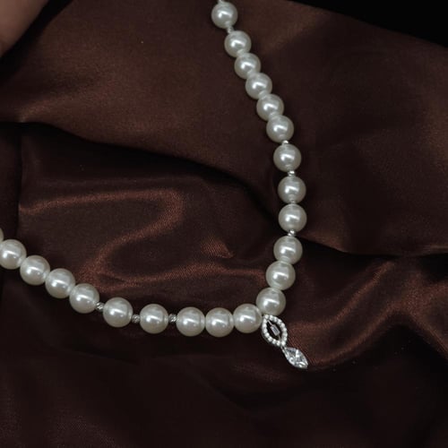 عقد مطعم بالؤلؤ الزراعي الماسي مزين بحبات الذهب ال...