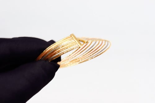 اسوارة ذهب عريضة عيار 18 بتصميم ايطالي وزن 21.9 جر...