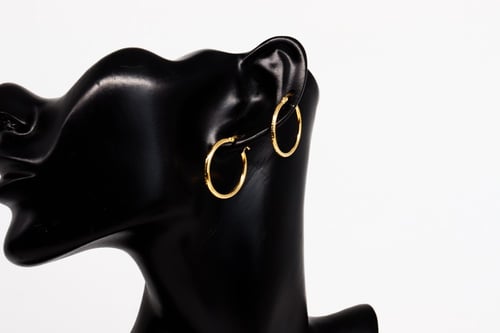 حلق ذهب ناعم تصميم سادة بسيط عيار 18 بوزن 2 جرام