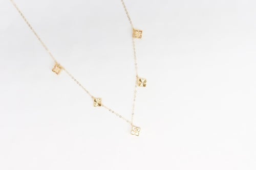 تشوكر ذهب روبيرتو كوين بتصميم اللون الابيض عيار 18...