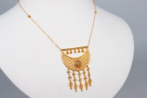 عقد ذهب عيار 21