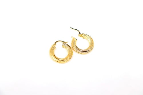 حلق ذهب مموج دائري عيار 18