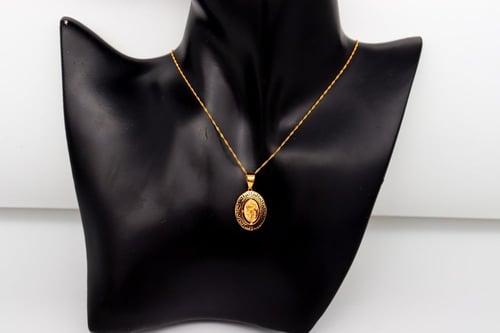 تعليقة سبيكة الوردة البيضاوي مع سلسال عيار 21