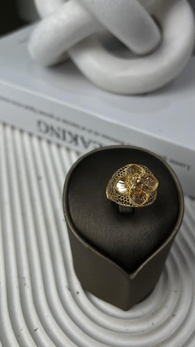 خاتم ذهب عيار 21 بتصميم وردة الكوين الفاخرة بوزن 2...