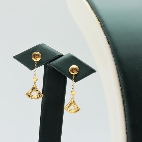 طقم ذهب بلغاري صافي عيار 18 – تصميم ناعم متدلٍ بوز...