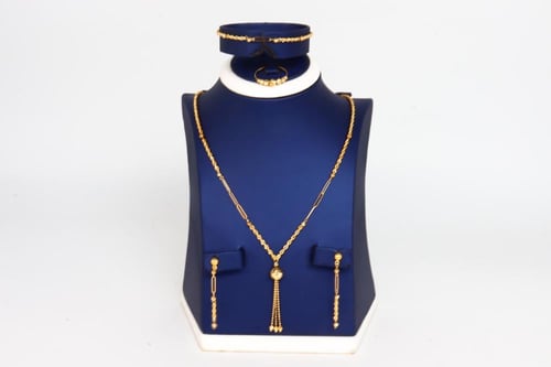 طقم ذهب صغير ناعم عيار 18 بتصميم مبروم الوزن 7.5 ج...