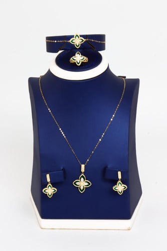 طقم ذهب روبيرتو كوين عيار 18 تصميم الماسي وزن 9.5...