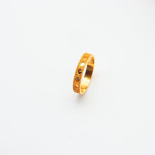 دبلة ذهب عيار 21 ديور رفيعة – نعومة وأناقة يومية