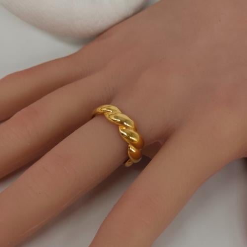 اقتني خاتم ذهب ناعم عيار 21 بتصميم مموج بوزن 1.8 ج...