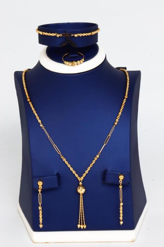 طقم ذهب صغير ناعم عيار 18 بتصميم مبروم الوزن 7.5 ج...