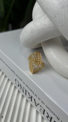 خاتم ذهب ناعم عيار 21 بتصميم فريد بوزن 3 جرام